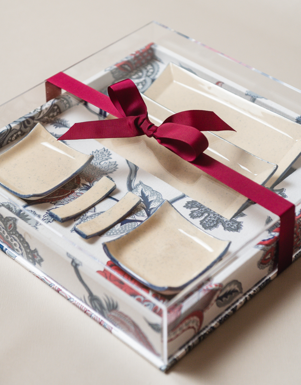 Caixa com estampa paisley e mini travessas